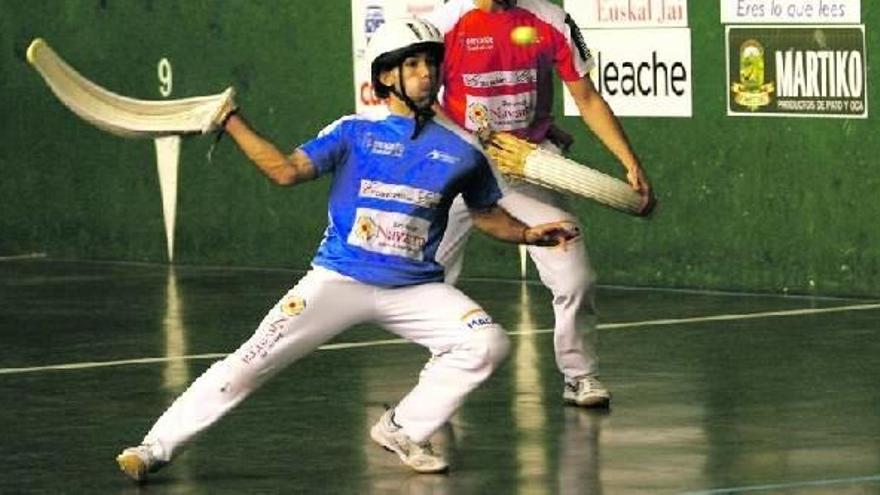 Gorka Urtasun se prepara para golpear la pelota en posición acrobática durante las semifinales del Torneo Comunidad Foral de Navarra.