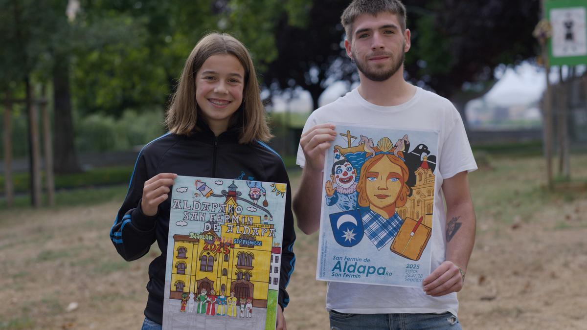 Arhane Lasa, en categoría txiki, y Beñat Preciado, en mayores de 15, con los carteles ganadores.