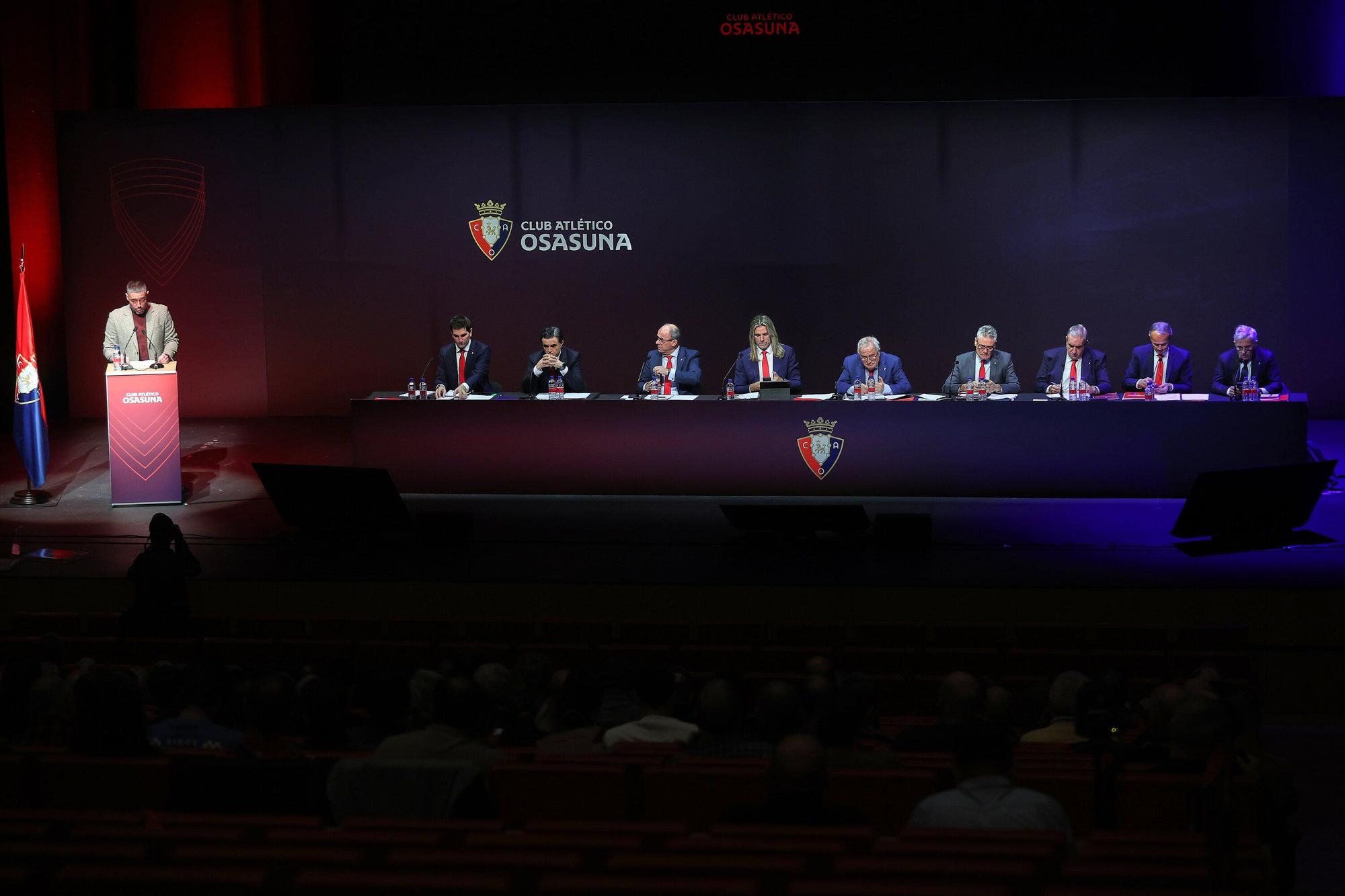 Fotos de la Asamblea de socios de Osasuna en Baluarte
