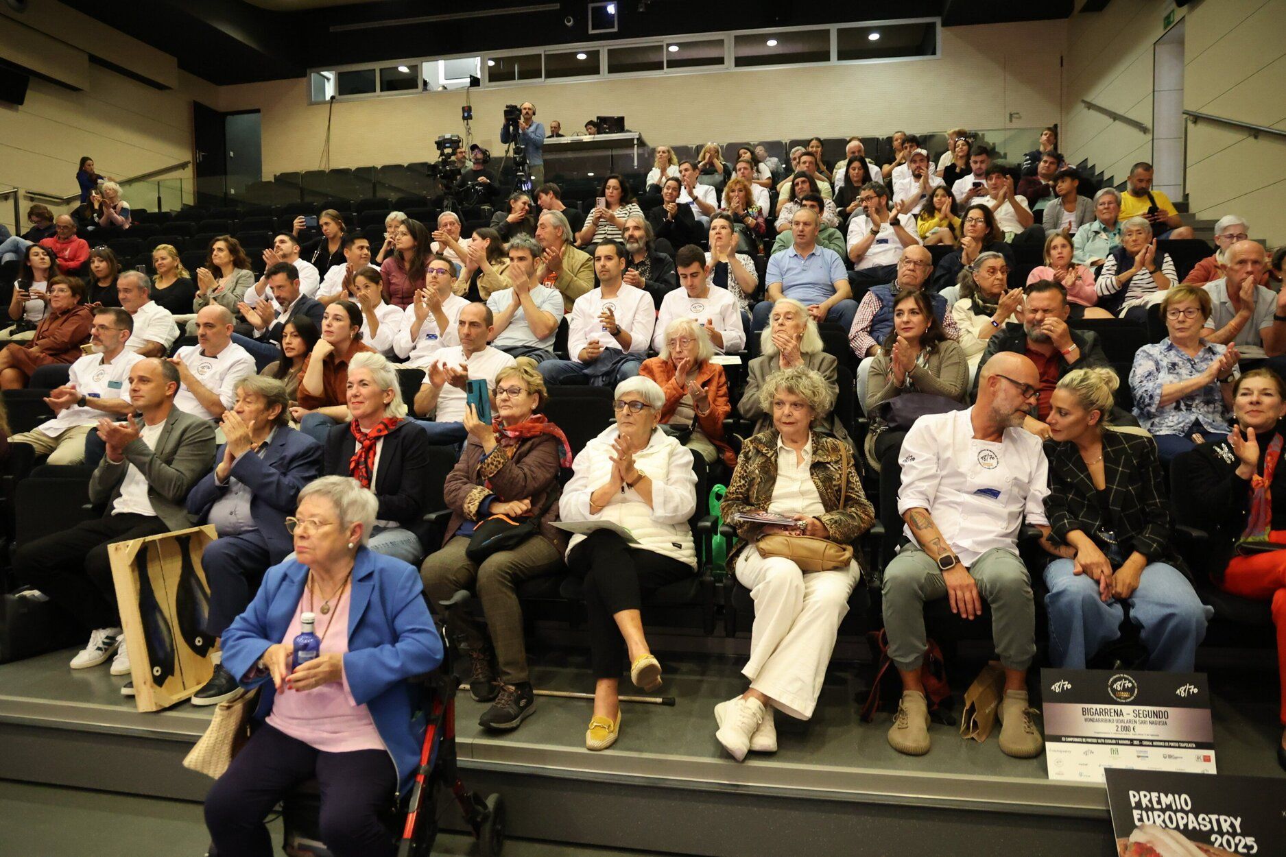 Numeroso público ha acudido a la ceremonia de entrega de premios en el Itsas Etxea Auditorioa de Hondarribia