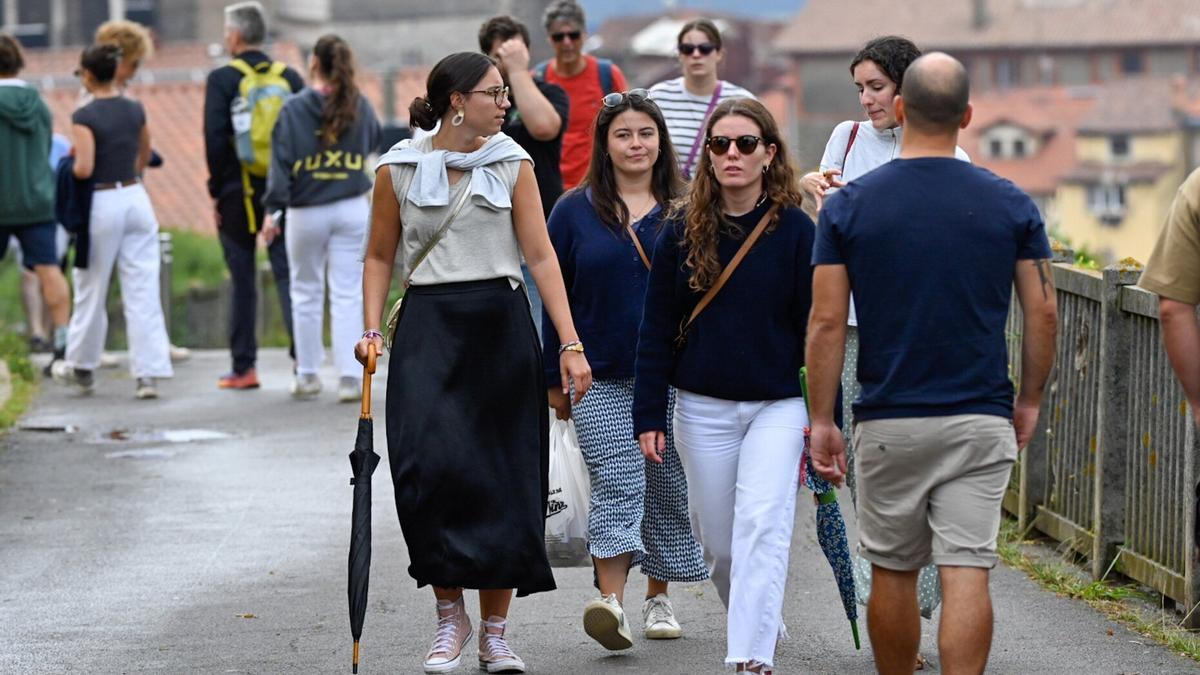 Turistas paseando por Zumaia.