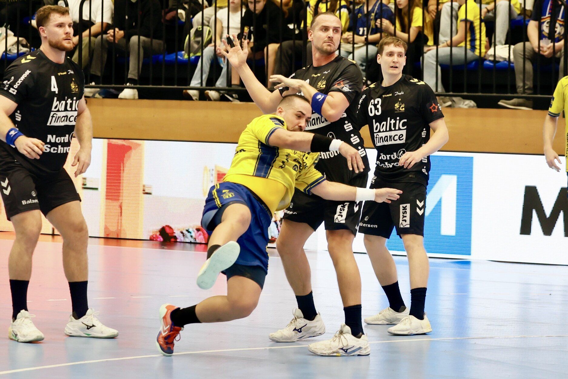 El jugador del Irudek Bidasoa Irun Esteban Salinas, en el partido ante el Flensburg alemán