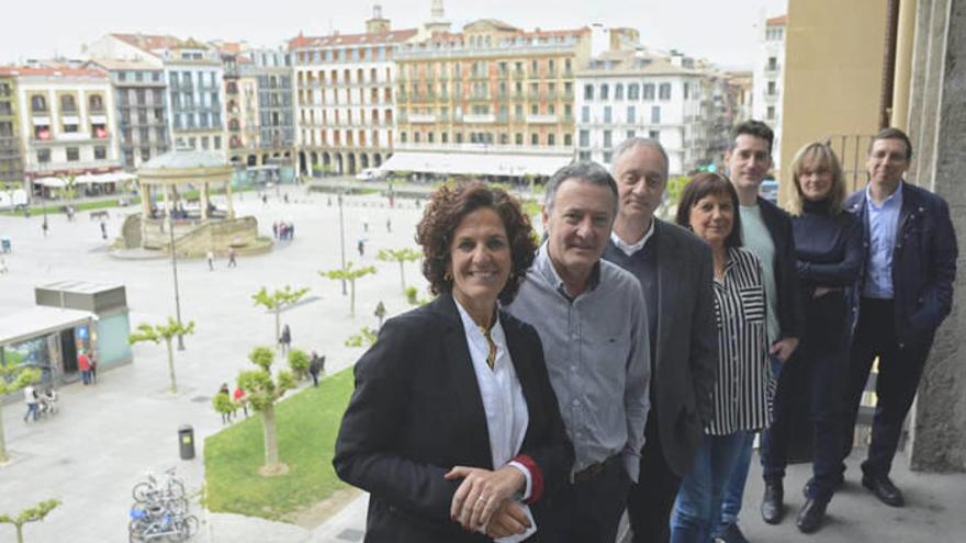 La candidata de Geroa Bai a la Alcaldía del Ayuntamiento de Pamplona, Itziar Gómez, con el equipo que se presenta a las elecciones.