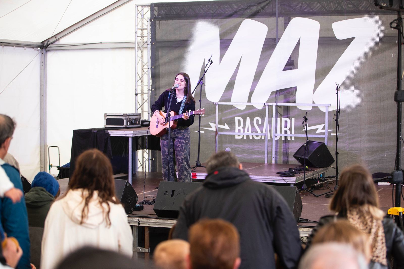 La cantautora Maialen Ibarra durante su actuación en Basozelai