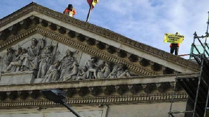 Activistas de Greenpeace protestan aprovechando una grúa cercana al Congreso.