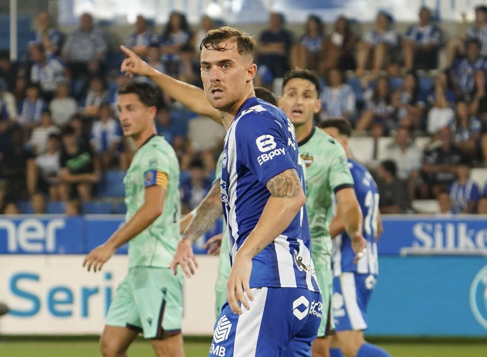 En imágenes: Así está siendo el debut liguero del Alavés contra el Levante