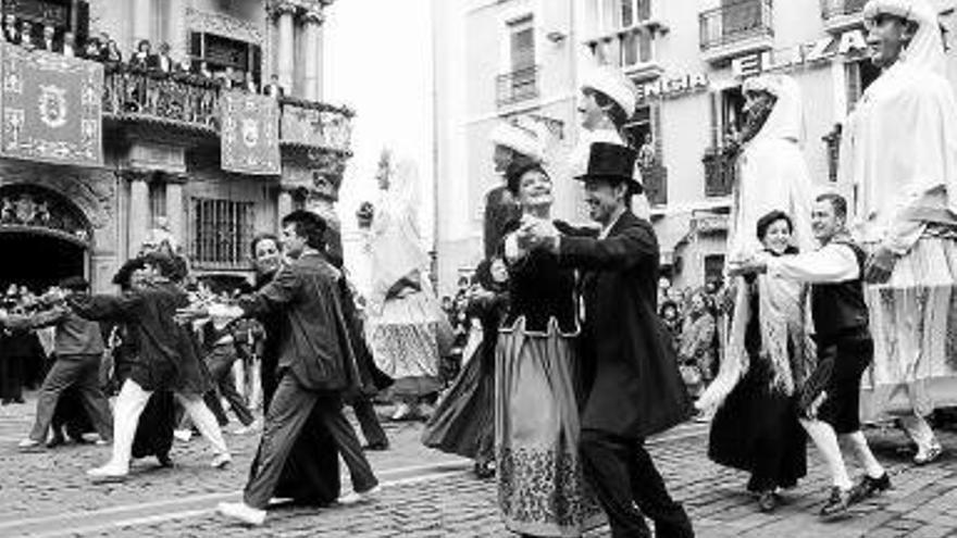 Miembros de la Comparsa bailan por San Saturnino en 2011.