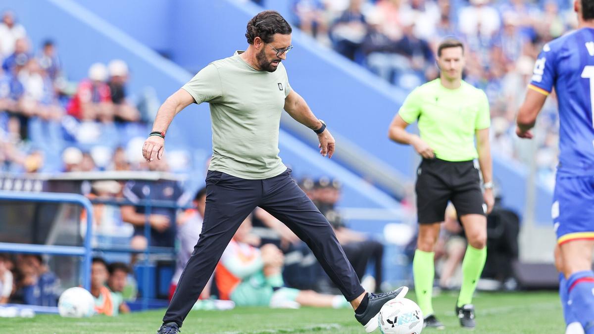 Jose Bordalás, controlando un balón en el último partido del Getafe.