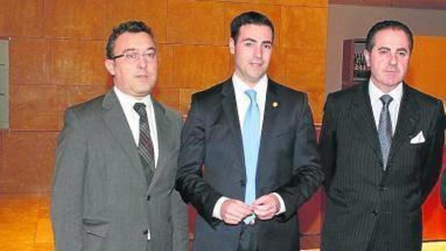 Gabino Martínez Arenaza, Imanol Pradales y Mikel Arieta-Araunabeña se saludaron en los prolegómenos.