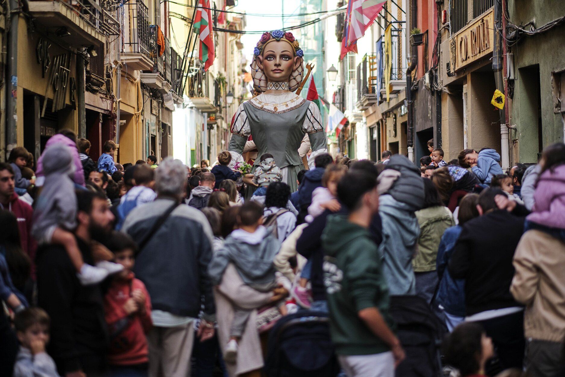 Los gigantes y cabezudos del Casco Viejo, este sábado en su desfile por Jarauta.