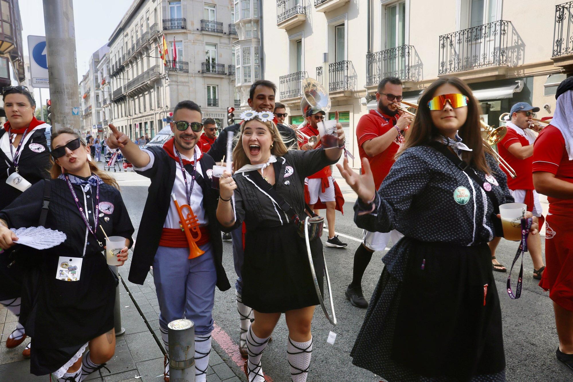 En imágenes: Blusas y neskas desfilan en el segundo paseíllo