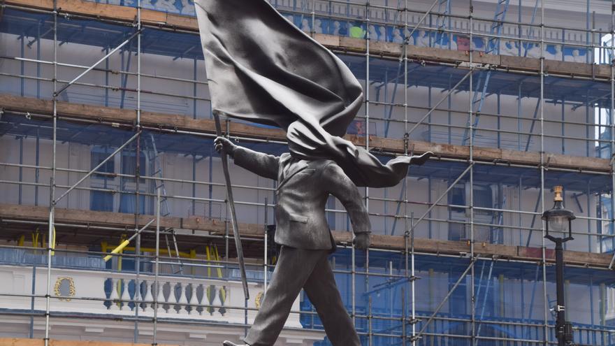 Una estatua atribuida a Banksy aparece en el centro de Londres