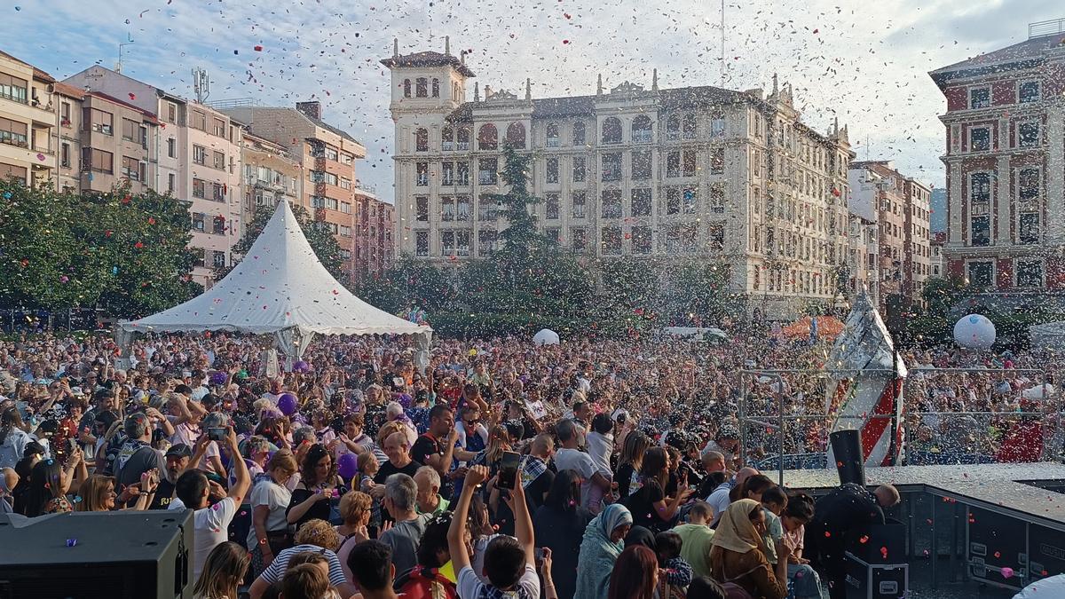 El inicio de los Karmenak suele ser multitudinario