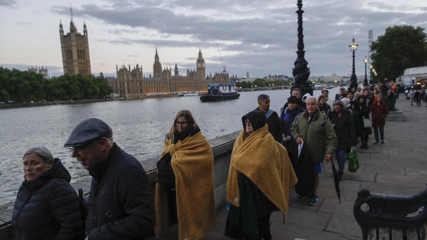Reabren las colas para la capilla ardiente de Isabel II con hasta 24 horas de espera