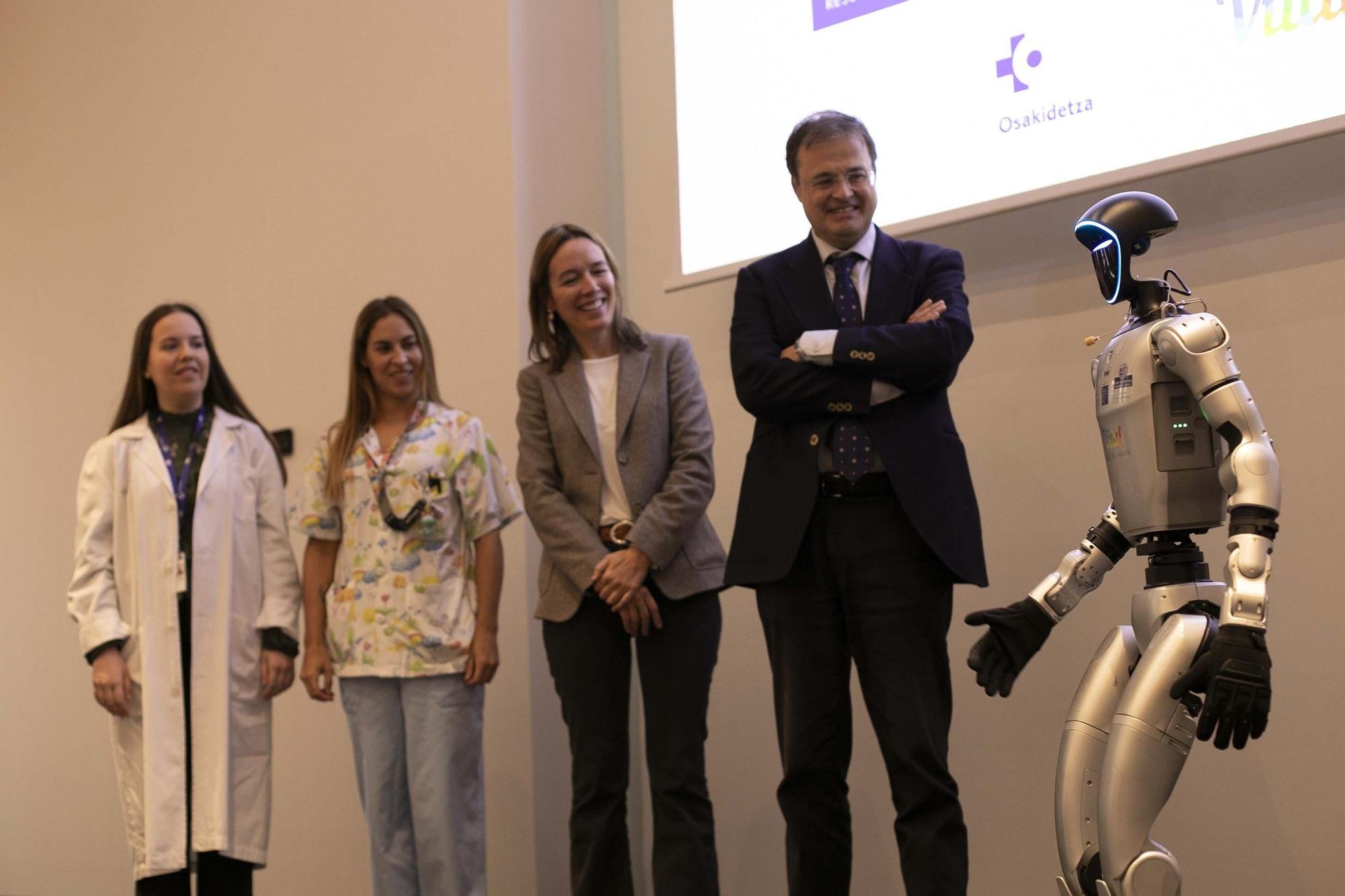 En imágenes: Así es SAAKI, el nuevo robot pediátrico que ayudará a los niños ingresados en el HUA-Txagorritxu