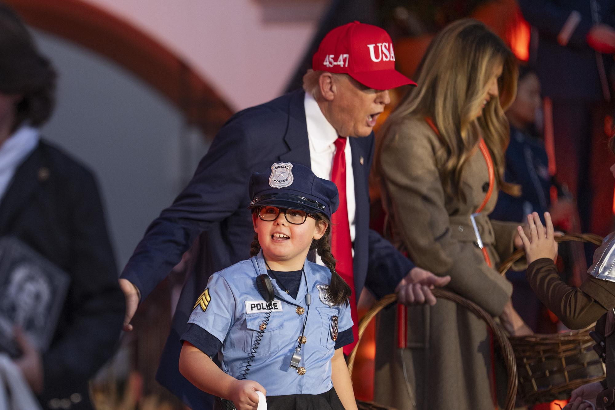 Melania y Trump se rinden ante Halloween: dulces, niños y calabazas en la Casa Blanca