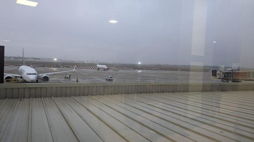 Decenas de vizcainos, atrapados en el aeropuerto de Valencia por la DANA