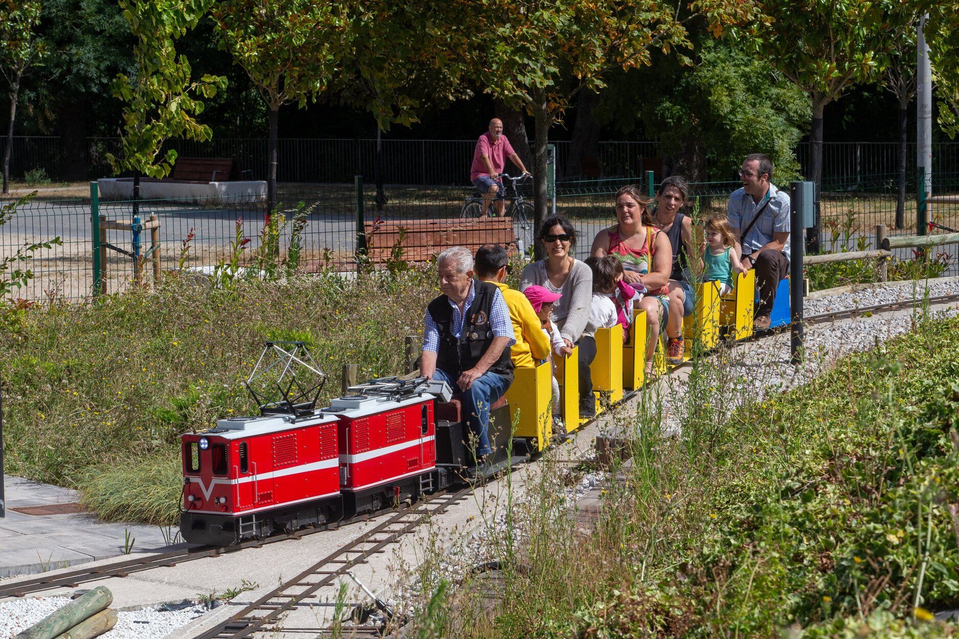 FOTOS | Budimir disfruta con su familia y se monta en el tren de Trinitarios