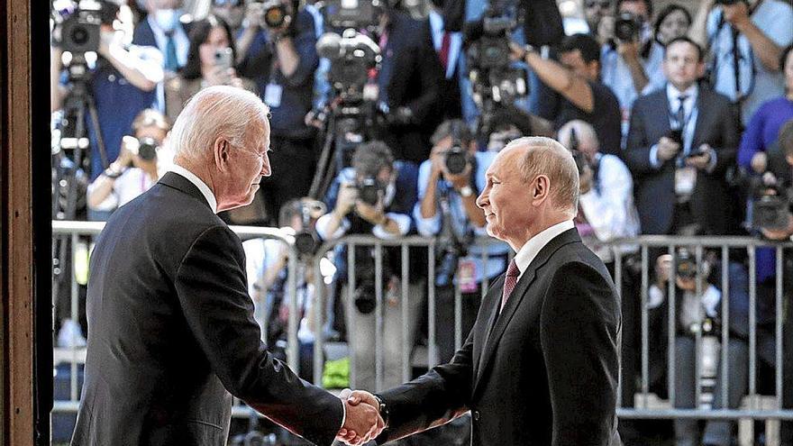 El presidente ruso, Vladimir Putin (d.), saluda a su colega de EEUU, Joe Biden, el pasado junio en Suiza. Foto: E.P.