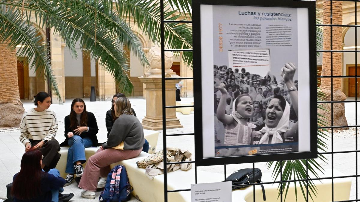 La muestra &#039;Educar en Memoria y Paz&#039;, organizada por Deusto Campus con la colaboración de la Cátedra UNESCO de la Universidad de Deusto permanecerá en el claustro del Auditorio hasta el 3 de octubre. Es una adaptación de la muestra argentina &#039;Educar en la Memoria para Construir el Futuro&#039;, elaborada por los educadores Daniel Filmus, Silvia Alderoqui e Iñaki Hernaiz, que propone una reflexión pedagógica sobre la construcción de una cultura de paz desde la memoria.