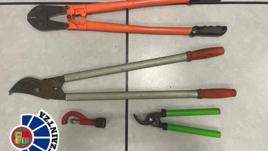 Arrestadas 4 personas con 64 detenciones previas durante un robo de cableado en una empresa de Alegría-Dulantzi