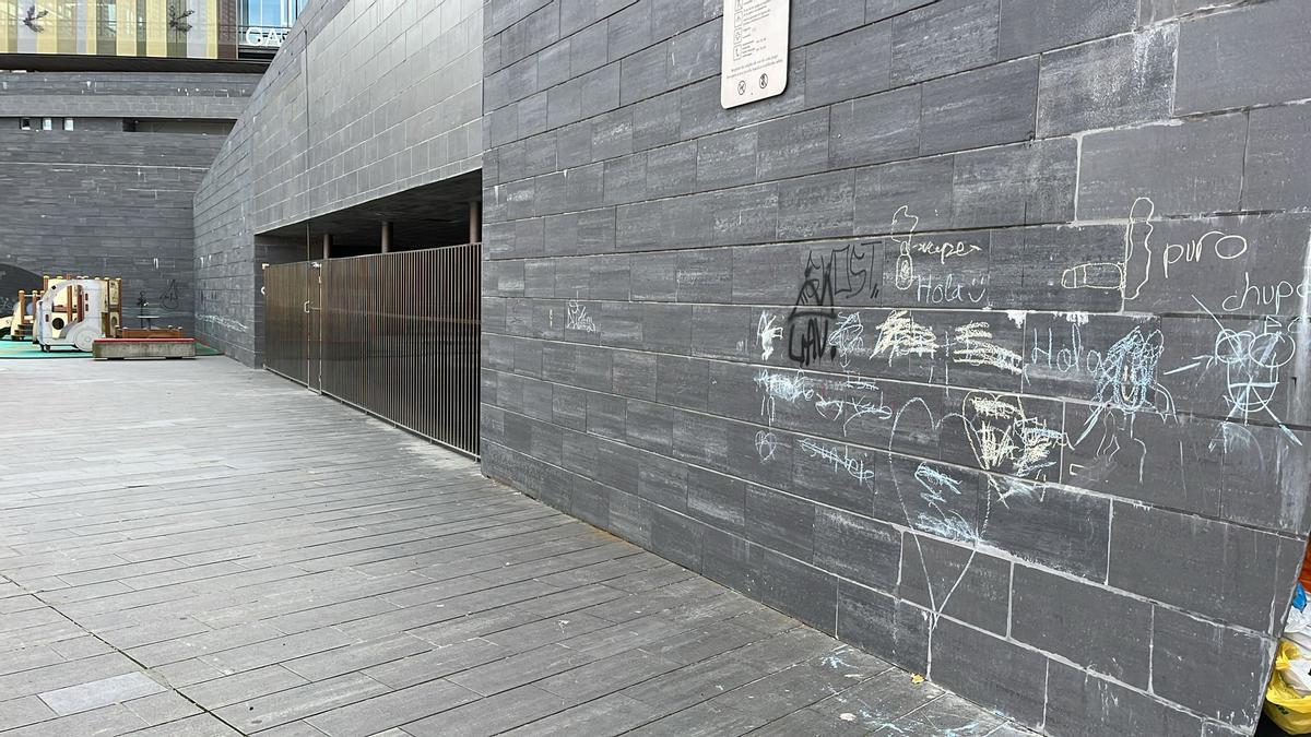 Zona vallada en la que las familias aseguran que antes dormían las personas sin hogar.