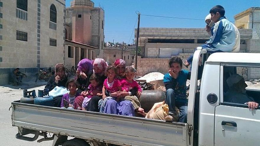 Mujeres y niños intentan escapar del asedio de los ataques del ejercito sirio