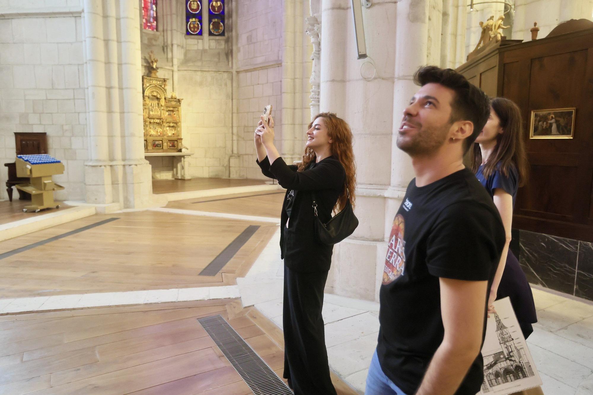 En imágenes: Parte del equipo de 'Los pilares de la Tierra, el musical' visita la Catedral Santa María de Vitoria-Gasteiz
