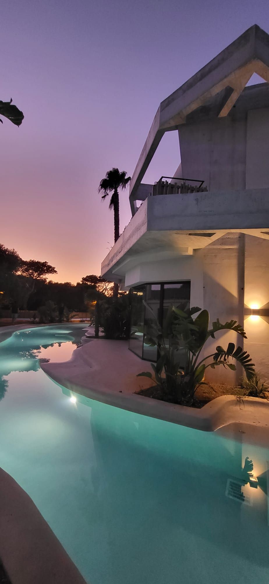 Lo rompedora piscina Mediterranean Sea, diseñada por una constructora donostiarra, para un hotel en Menorca