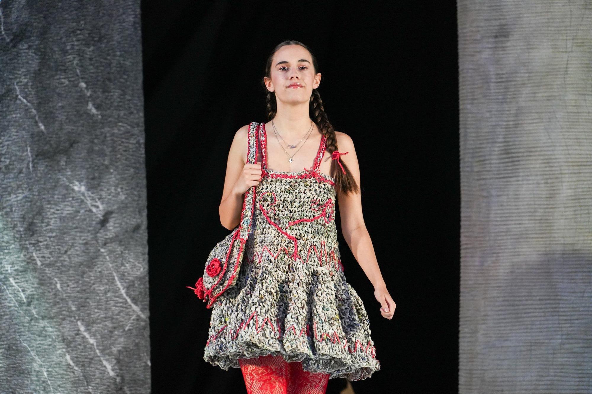 En imágenes: así ha sido el desfile de Vestidos de Papel de Güeñes