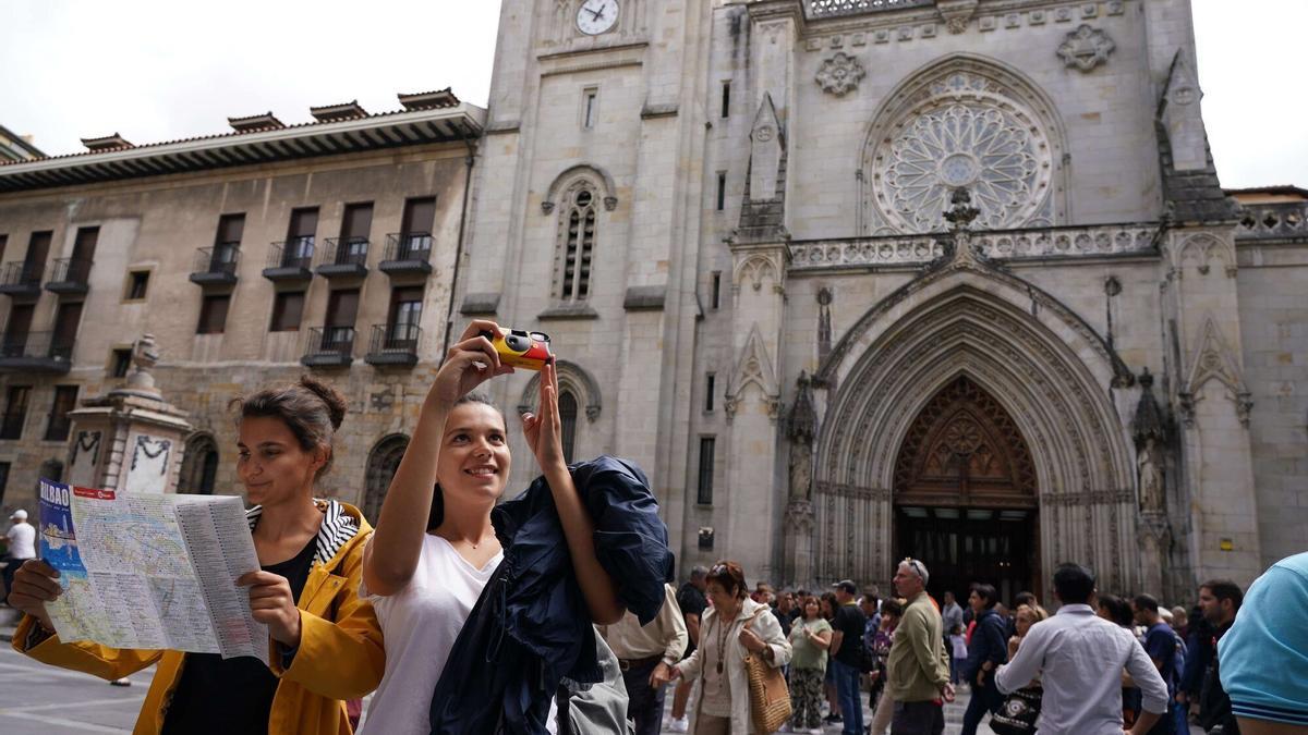 Turistas en la plaza de Santiago del Casco Viejo de Bilbao.
