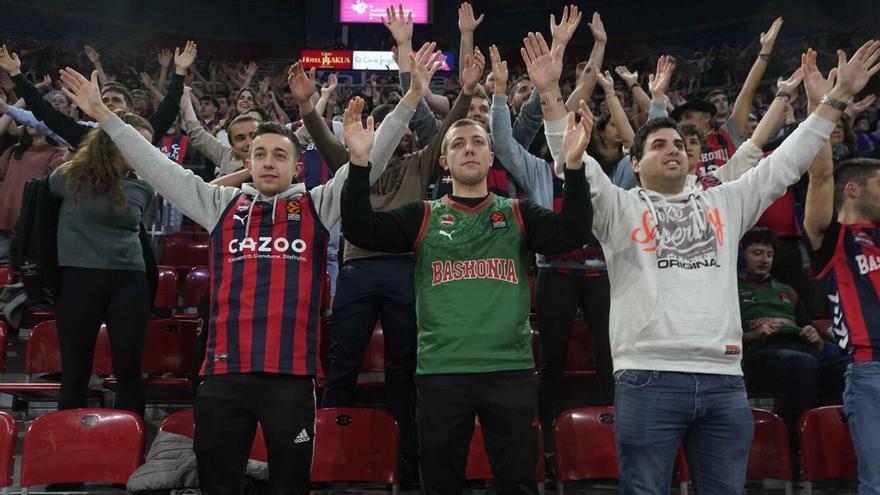 En imágenes: la afición baskonista anima hasta el final en el Buesa