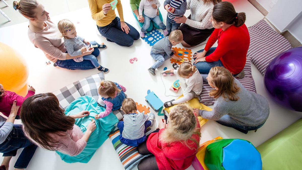 Madres en una actividad con sus hijos.