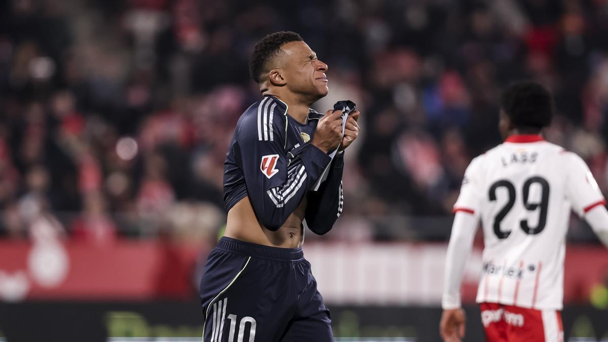Kylian Mbappé, autor del 56% de los goles del Real Madrid esta temporada, se lamenta de una ocasión fallida ante el Girona.