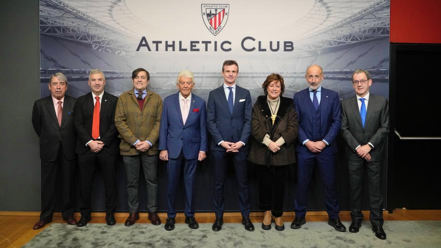 Siete expresidentes del Athletic, en el palco junto a Uriarte