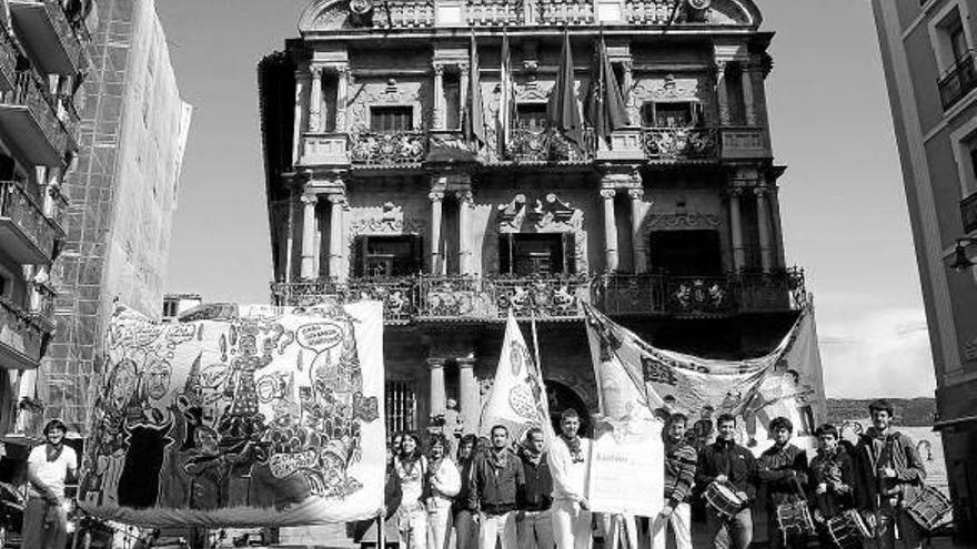 Personas de Gora Iruñea! con pancartas y su propuesta festiva, ayer antes de registrarla.