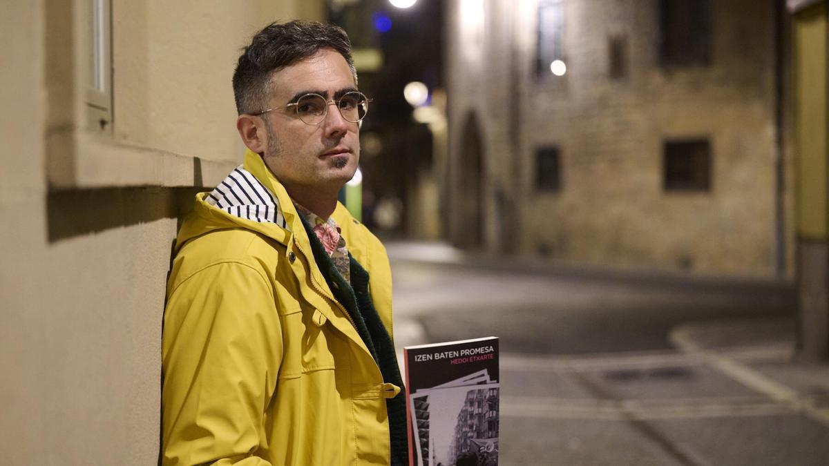 El escritor navarro Hedoi Etxarte presenta su nueva novela, &#039;Izen baten promesa&#039;.
