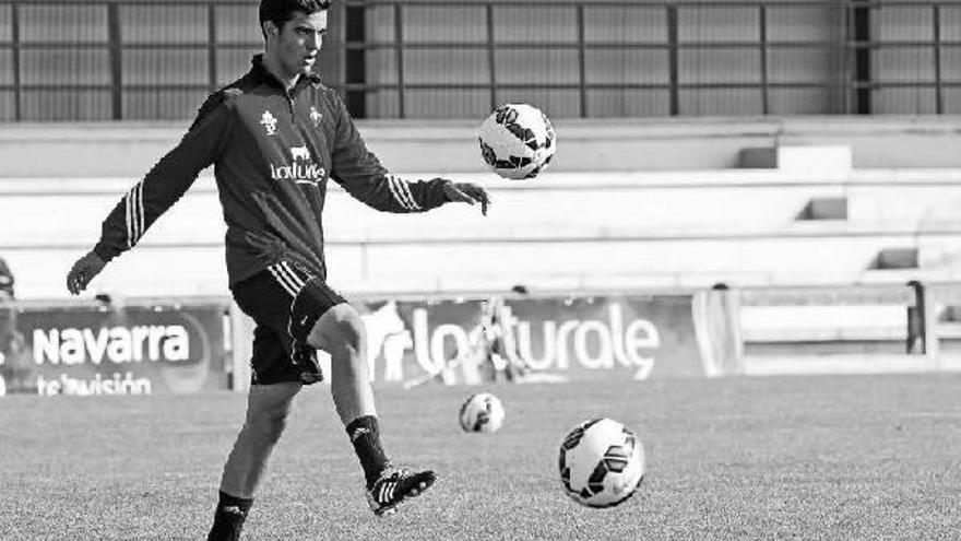 Mikel Merino pelotea el balón durante la sesión matinal celebrada ayer en las instalaciones de Tajonar.