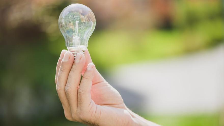 El precio medio de la electricidad  se sitúa este lunes en 195,23 euros el megavatio hora.