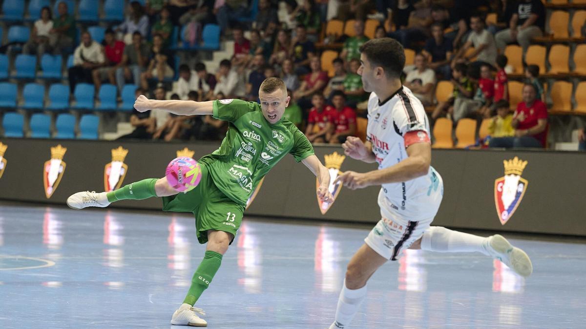 Korsun, del Xota, realiza un tiro.