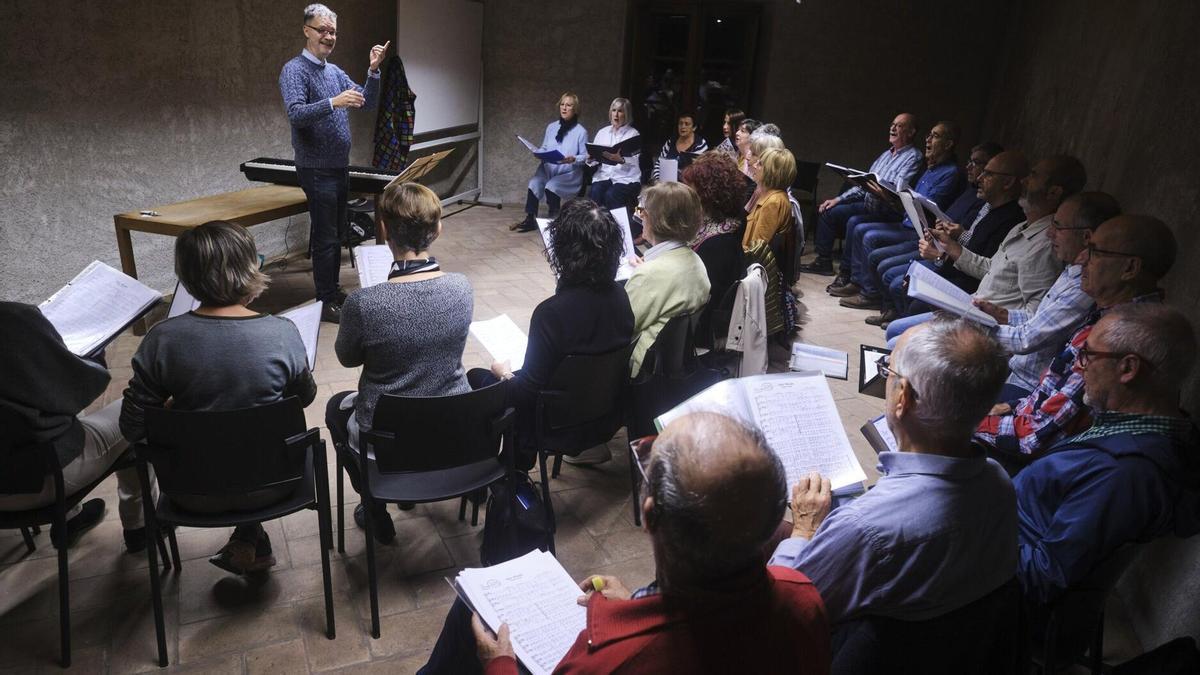 Los integrantes del coro en su ensayo semanal en el Palacio del Condestable