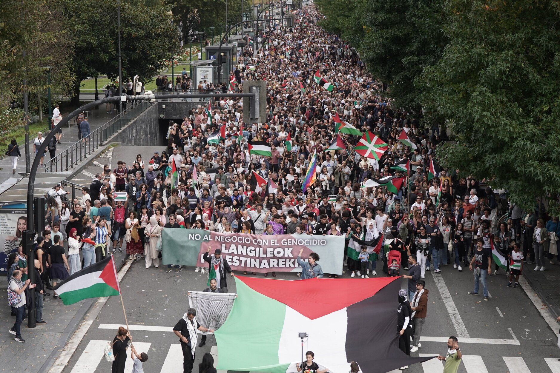 [Fotos] Donostia se vuelca con Palestina en la huelga general