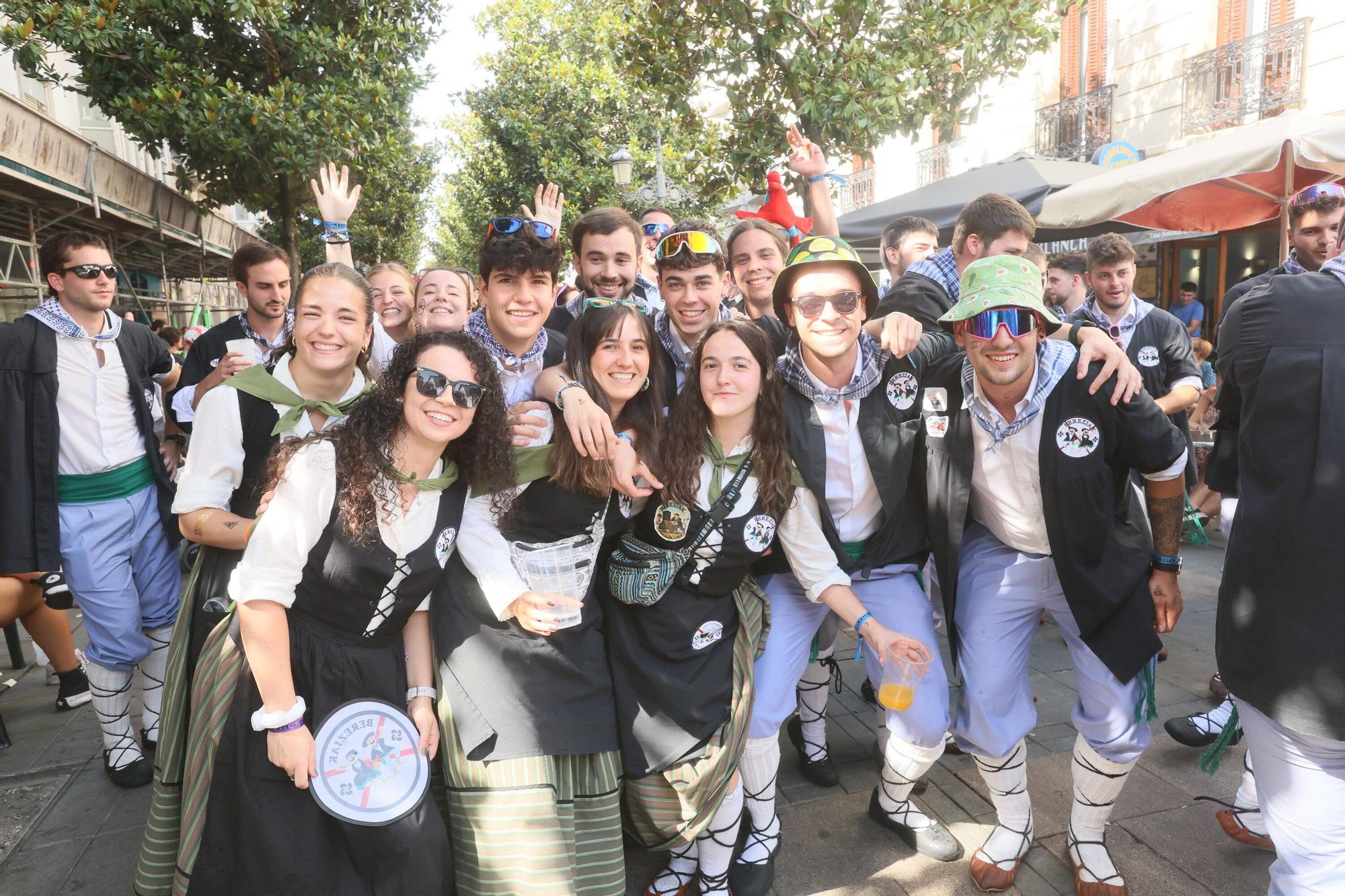 En imágenes: Blusas y neskas desfilan en el segundo paseíllo