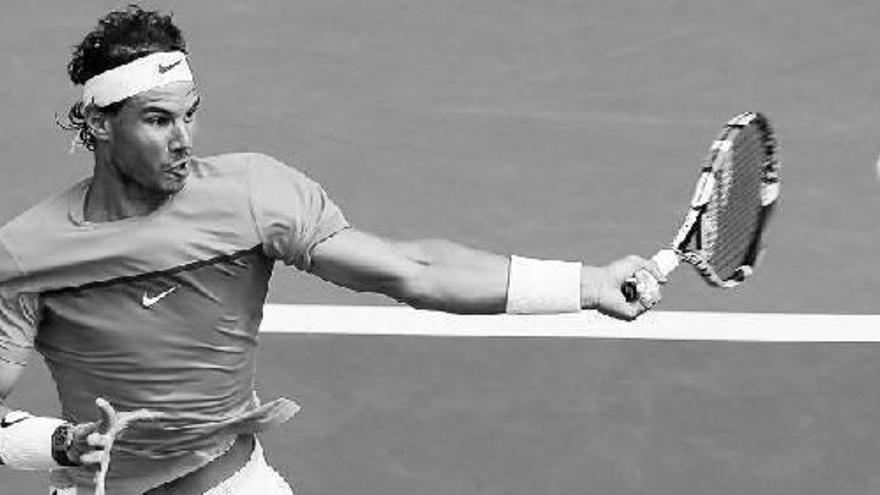 Rafa Nadal, dándole a la pelota en su partido de ayer.