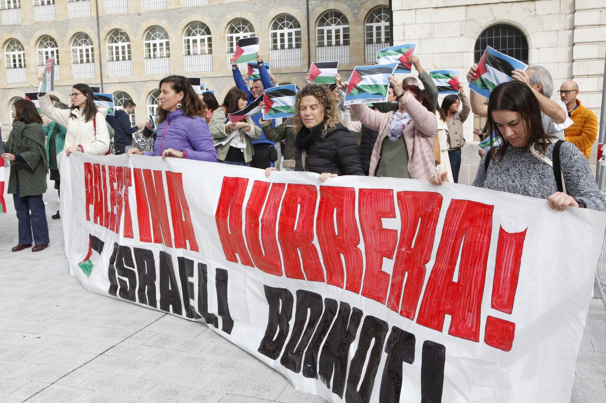 En imágenes: Trabajadoras de Osakidetza en Vitoria muestran su apoyo a Palestina