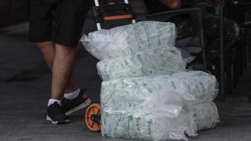 Las olas de calor y un menor almacenaje por el alza de los costes provocan una escasez de hielo en el Estado