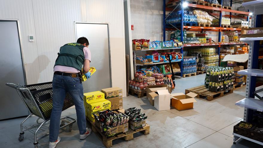 Golpe al comercio ilegal en Bizkaia: retiran cuatro toneladas de comida y alcohol de una nave