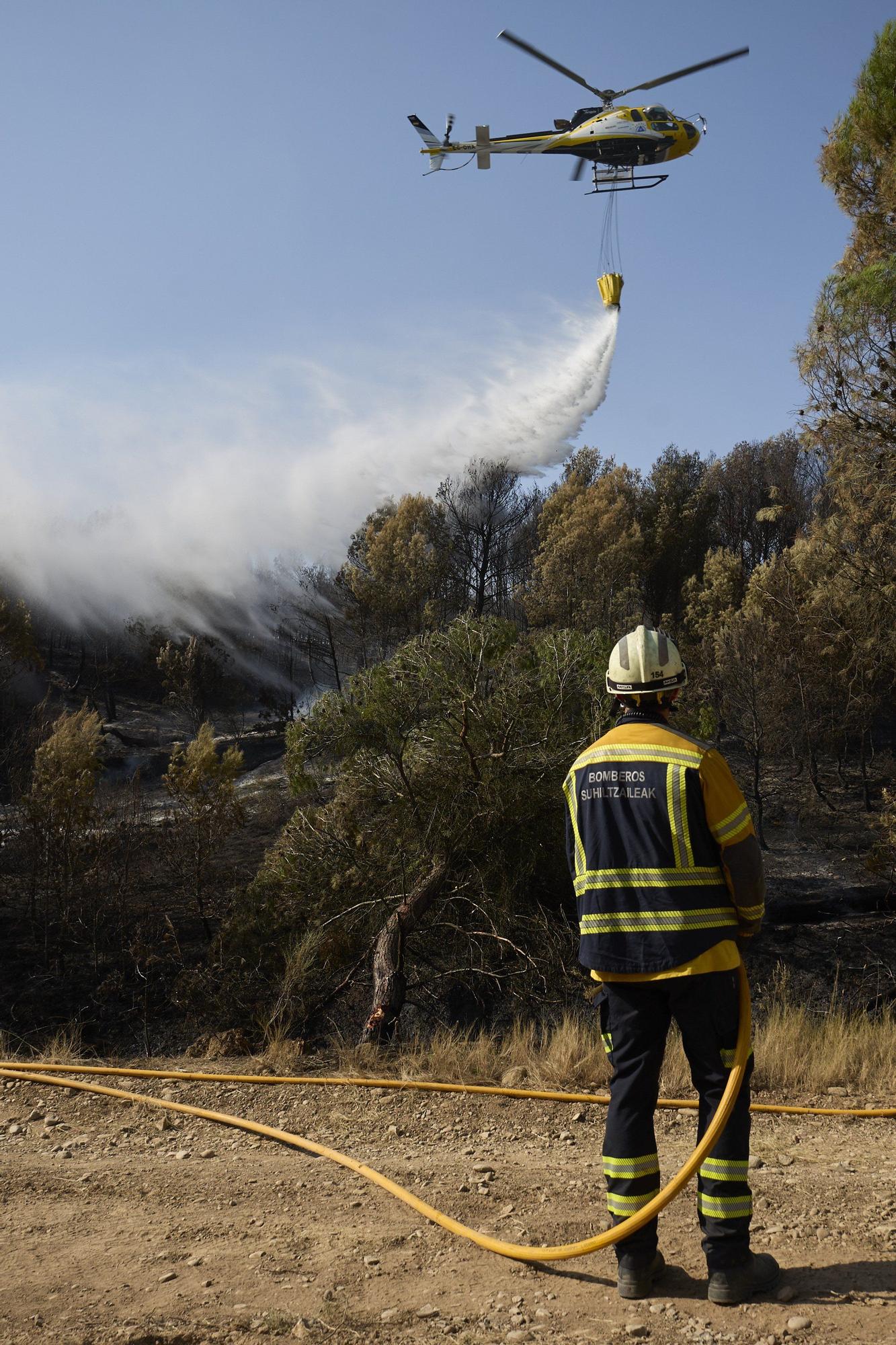 Fotos de la lucha contra el fuego en Carcastillo este lunes 11 de agosto