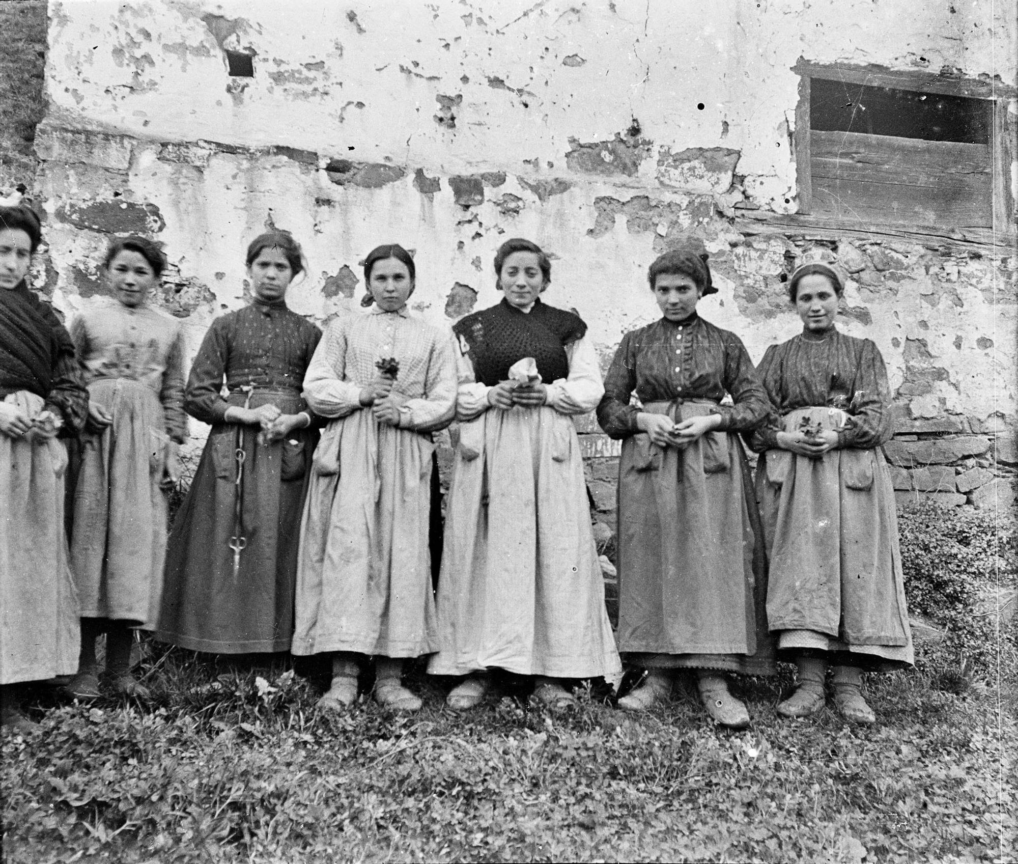 Imágenes antiguas de mujeres baserritarras en Euskadi