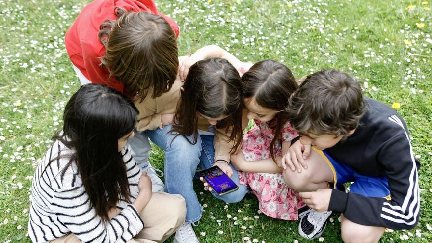 El uso del móvil se reduce en adolescentes en Navarra y preocupa su inicio a edades más tempranas